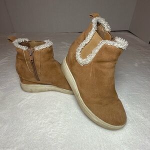 Cozy Tan Ankle Boots with Faux Fur Lining